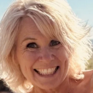 Valérie Parisset, souriante au soleil